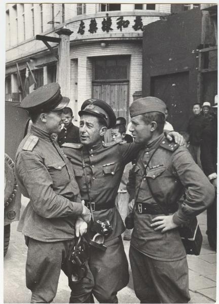 Фотокорреспонденты, сентябрь 1945, Китай, г. Харбин. Выставка «Победители» с этой фотографией.