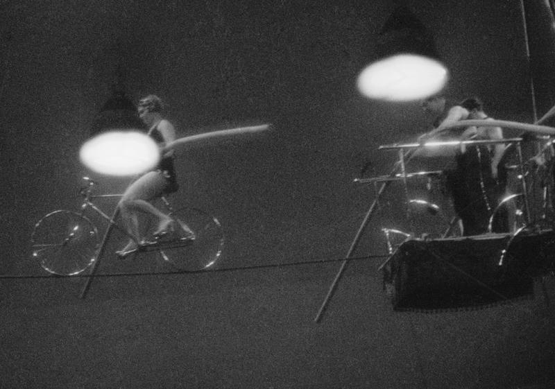 Тарасовы под куполом. На велосипеде по проволоке, 1940 год, г. Москва