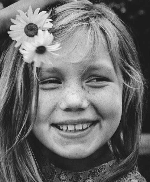 «Ромашка», 1966 год. Выставка «Не забывайте радовать людей улыбкой»&nbsp;и видео «Роберт Рождественский. "Все начинается с любви"» с этой фотографией.