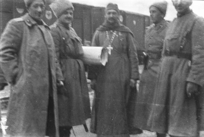 Офицеры и священник на железнодорожных путях, 1914 - 1918