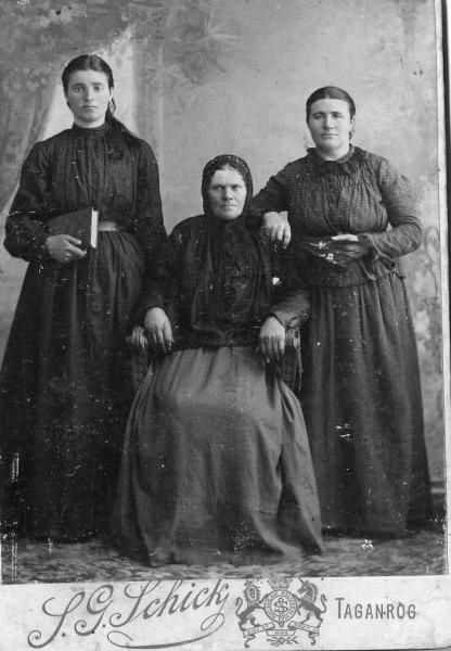 Женский групповой портрет, 1900-е, г. Таганрог. Коллодион.