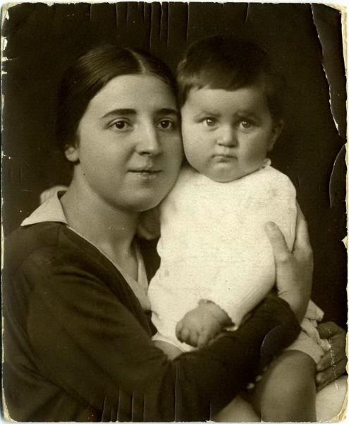 Надежда Аллилуева с сыном Василием, 1920 - 1921. Выставка «Сыновья» с этой фотографией.