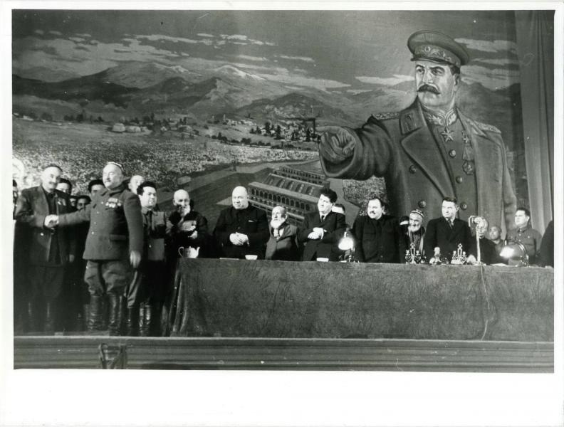 Президиум на фоне портрета И. В. Сталина, 1947 год, Узбекская ССР. Видео «Кровавое прощание» с этой фотографией.