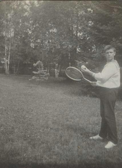 Портрет мальчика с ракеткой и мячом, 1900-е