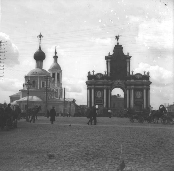 Красные ворота и церковь Трех Святителей, май 1896, г. Москва. Видео «По дороге в Красное село» с этой фотографией.