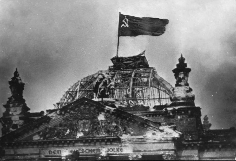 Красное знамя над Рейхстагом, 2 - 8 мая 1945, Германия, г. Берлин. Видео «Карьера композитора. Тихон Хренников» с этой фотографией.