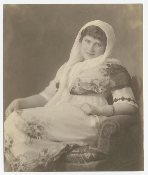 Дама в белом шарфе, 1920-е