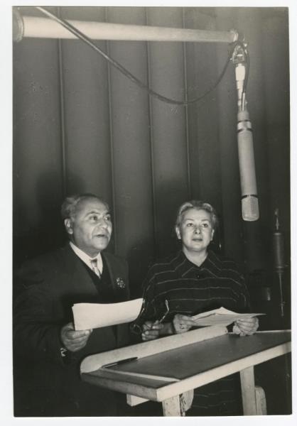 Актеры Лев Свердлин и Валентина Серова в студии звукозаписи, 1957 - 1959