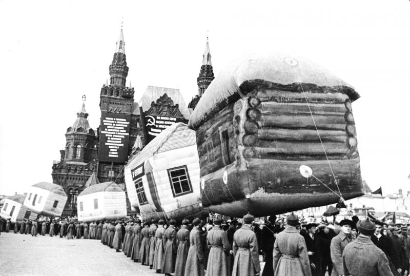 Праздничная демонстрация на Красной площади, 1931 год, г. Москва. Выставка «Великий перелом»,&nbsp;видео «Красная площадь, дом 1» с этой фотографией.