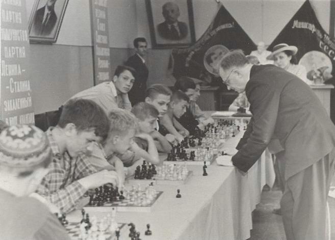 Шахматная партия, 1951 год