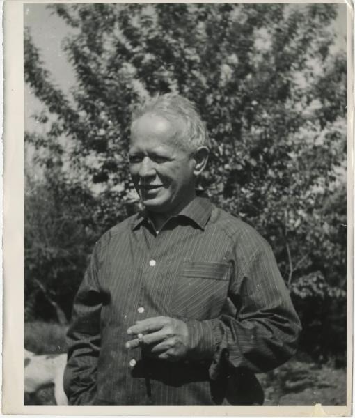 Михаил Шолохов в саду, 1960-е, Ростовская обл., станица Вешенская