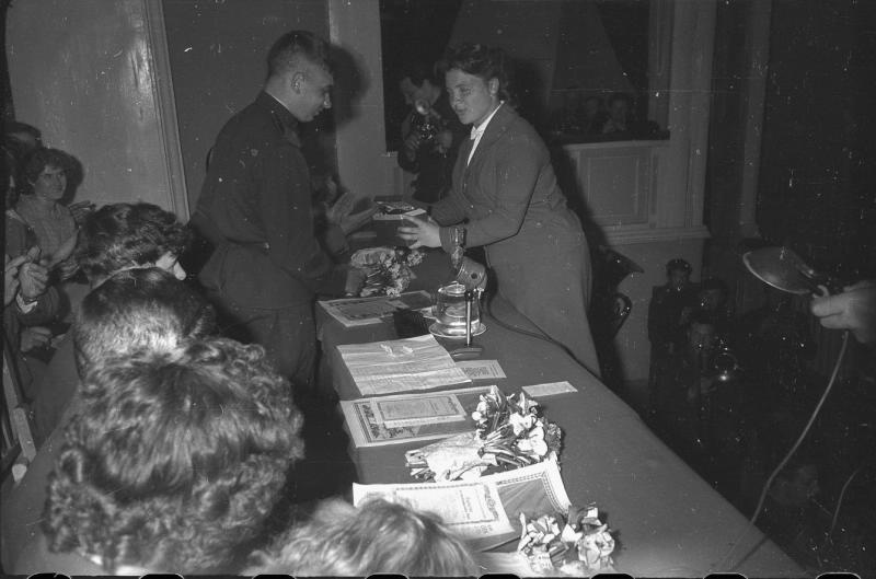 Из серии «Встреча героев "49 дней"», 1960 год, о. Сахалин, г. Южно-Сахалинск. На втором плане слева – Асхат Зиганшин (один из героев «49 дней»).