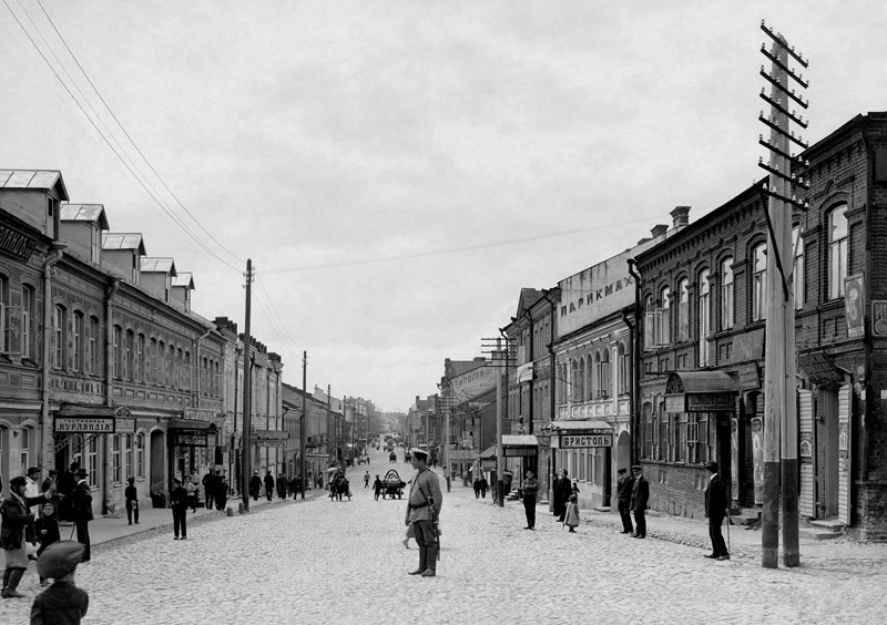 Улица, 1910-е. Предположительно город Минск, Захарьевская улица.Выставка «15 любопытных предположений» с этой фотографией.