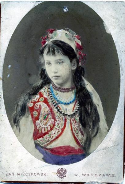 Девушка в национальном костюме, 1890-е. Выставка «В красной фуражке» с этой фотографией.
