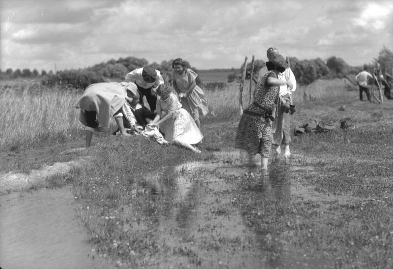 Группа людей на сельской дороге, 1920-е