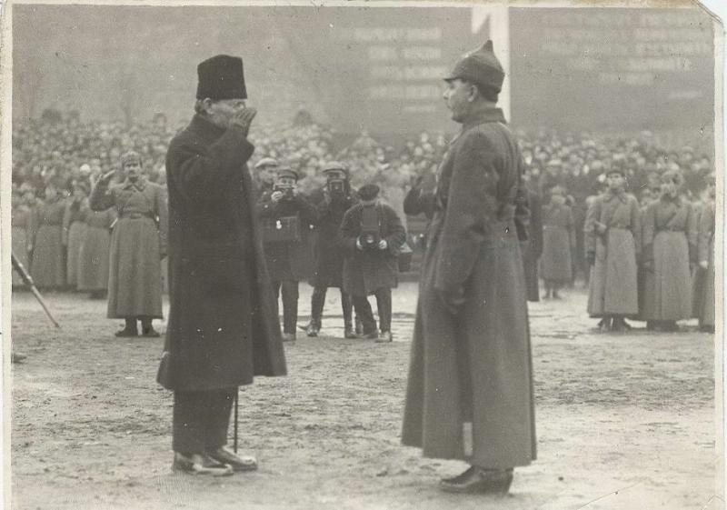 Михаил Калинин принимает рапорт Климента Ворошилова, 1927 год, г. Москва