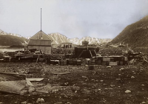 Дом Сикеса и остатки снаряжения экспедиции Андрэ, 1899 год