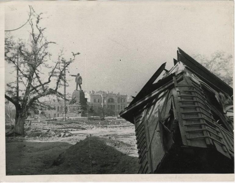 Памятник Владимиру Ленину в Севастополе, 1942 год, Крымская АССР, г. Севастополь
