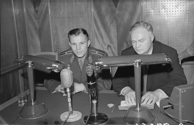 Юрий Гагарин в радиостудии ВДНХ, 23 октября 1961, г. Москва, ВДНХ. Авторство снимка приписывается Мартынову.