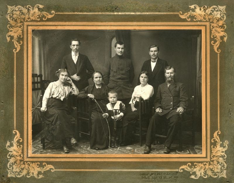 Михаил Герасимов в окружении родных и близких, 1915 год, Самарская губ., г. Самара
