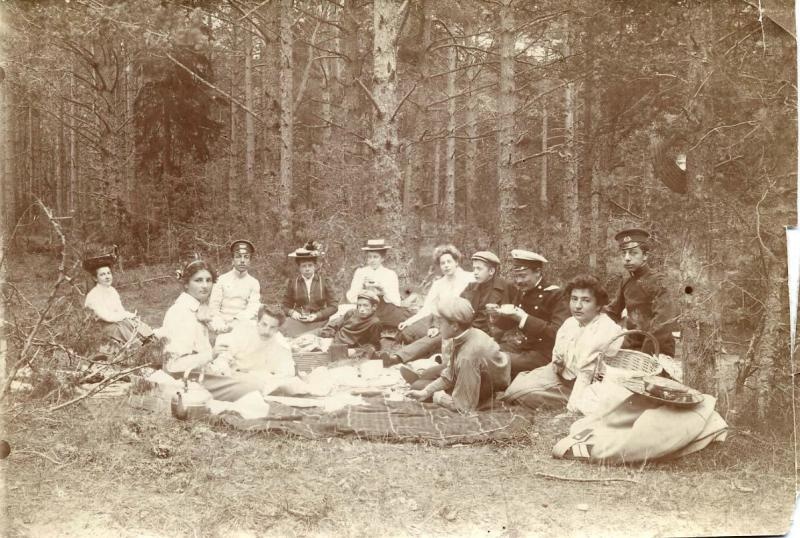 Пикник на лесной опушке, 1910-е