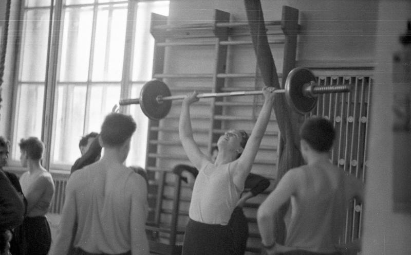 На зянятиях тяжелой атлетикой, 1963 - 1964, г. Москва