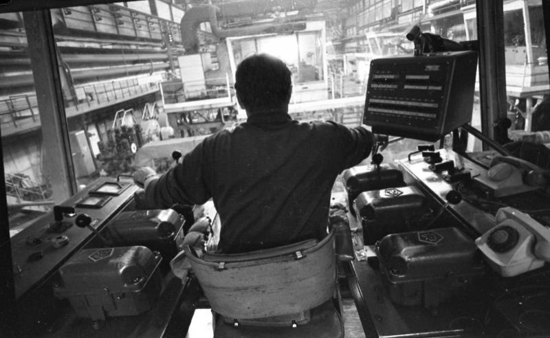 В цехе Кировского завода, 1972 год, г. Ленинград. Из серии&nbsp;«Очерк о М. С. Тишукове».&nbsp;