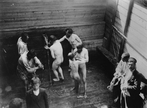 Обмывание в купальне у источника, 1900-е, Нижегородская губ., с. Дивеево