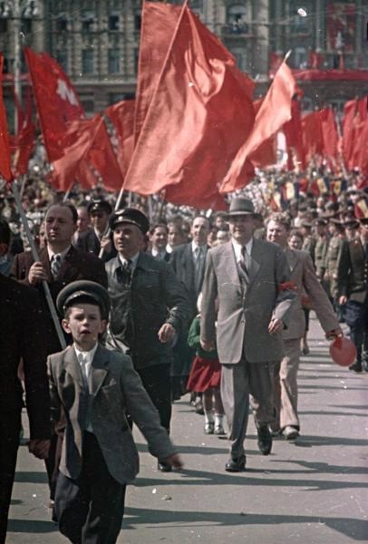Демонстранты, 1 мая 1957 - 1 мая 1960, г. Москва. Выставка «"Долой"! или "Да здравствует!" Первомай в Российской Империи, СССР и России» с этой фотографией.&nbsp;