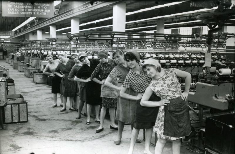 Производственная гимнастика в цеху ткацкой фабрики, 1960 - 1965