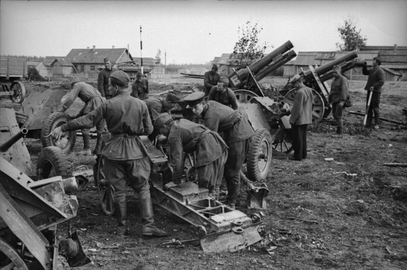 Военные осматривают трофейные артиллерийские орудия, 1941 - 1943