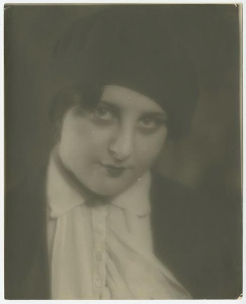 Девушка в берете, 1920-е. Выставка «Макияж 1920-х» с этой фотографией.&nbsp;