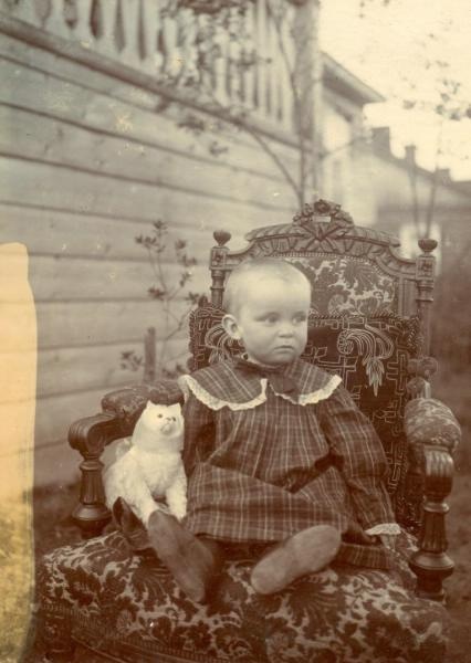 Портрет девочки в кресле, 1900-е