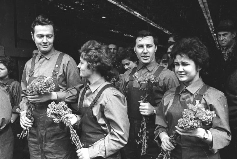 Молодые рабочие с букетами гвоздик, 30 апреля 1976, г. Москва