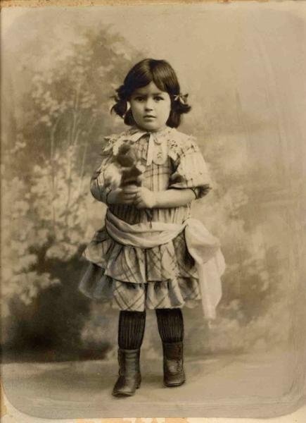 Портрет девочки с игрушкой, 1910-е