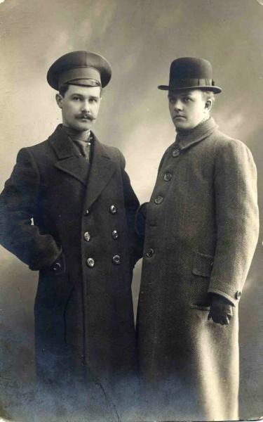 Портрет молодых мужчин, 1910 - 1917. Справа – Мефодий Мефодьевич Коровин.