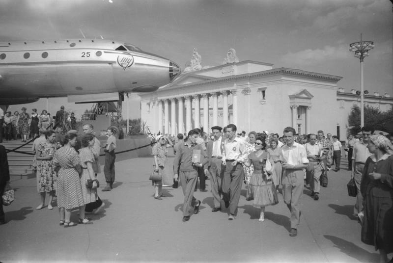 Посетители ВДНХ около опытного образца самолета ТУ-104 СССР-Л5400, 1957 - 1959, г. Москва, ВДНХ