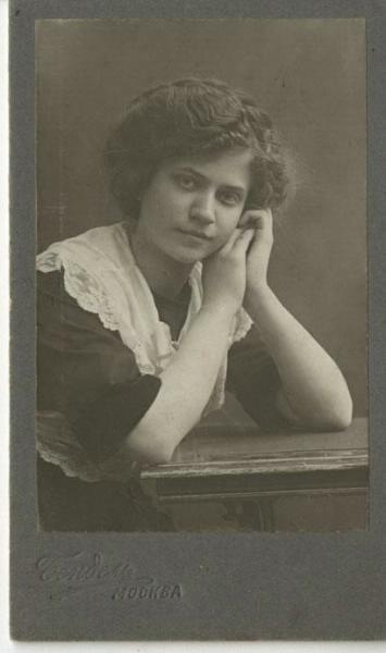 Фото "Гимназистка", 1900-е, г. Москва - История России в фотографиях