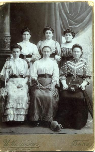 Женский групповой портрет, 1910-е, Бакинская губ., г. Баку. Коллодион.