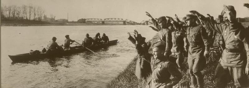 Встреча на Эльбе. На берегу реки, 25 апреля 1945, Германия, пос. Крейниц. Видео&nbsp;«Встреча на Эльбе» и выставка «Приветствуем вас!» с этой фотографией.