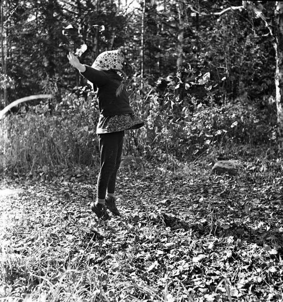 Ленка осенью, 1970-е. Выставка «Осень целого века» с этой фотографией.&nbsp;