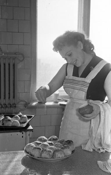 Лидия Смирнова дома, 1956 - 1958, г. Москва. Выставка «Bon appetit!»,&nbsp;видео «Лидия Смирнова. Эпизод из жизни» с этой фотографией.