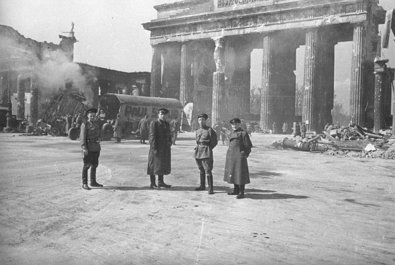Советские офицеры на площади перед Бранденбургскими воротами, 1945 год, Германия, г. Берлин