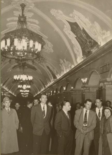 Участники встречи на Эльбе. На станции метро «Комсомольская», 9 - 18 мая 1955, г. Москва. Видеовыставка «Встреча на Эльбе» с этой фотографией.