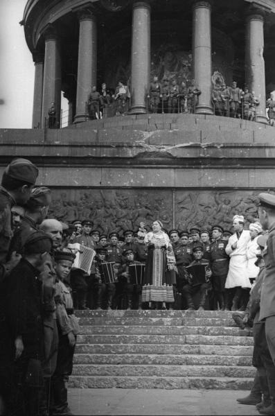Выступление Лидии Руслановой на фоне Триумфальной колонны (колонны Победы), апрель - май 1945, Германия, г. Берлин. Выставка «Концерт у стен Рейхстага» с этой фотографией.