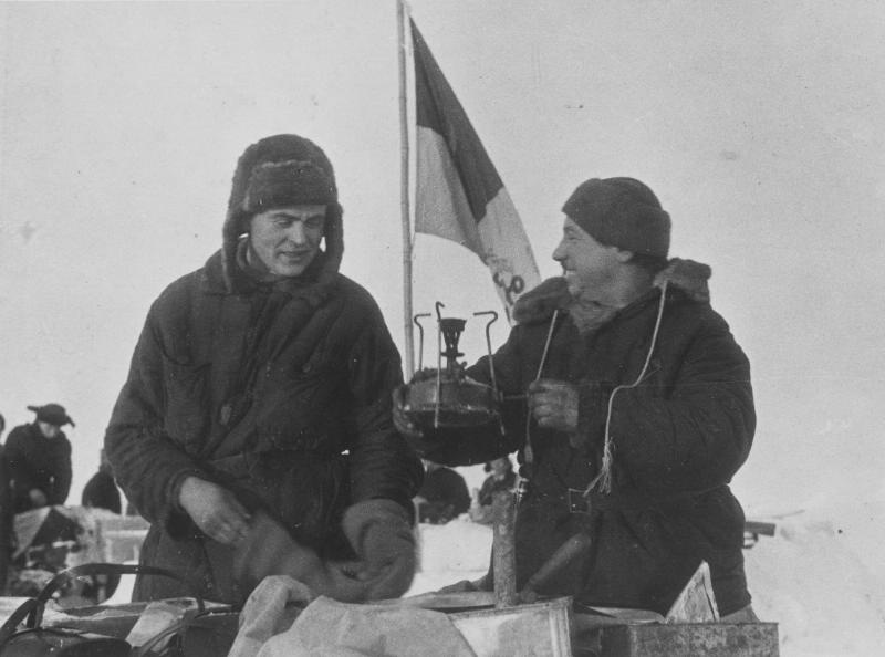 Петр Ширшов и Иван Папанин с керосиновой лампой, 6 июня 1937 - 19 февраля 1938, Северный полюс. Высадка экспедиции на лед была выполнена 21 мая 1937 года. Официальное открытие дрейфующей станции «Северный полюс-1» состоялось 6 июня 1937 года. Через 9 месяцев дрейфа (274 дня) на юг станция была вынесена в Гренландское море, льдина проплыла более 2000 км. Ледокольные пароходы «Таймыр» и «Мурман» сняли полярников 19 февраля 1938 года.