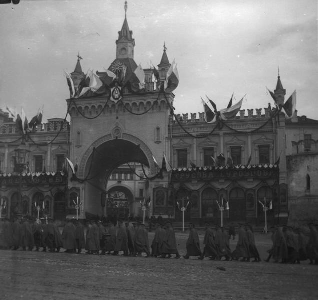 Третьяковский проезд в дни коронации Николая II, май 1896, г. Москва. Выставка «Москва праздничная» с этой фотографией.