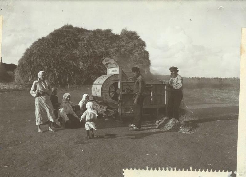 Крестьяне в поле, 1906 - 1908. Выставка «На сеновал!», видео «Столыпин. Реформы» с этой фотографией.