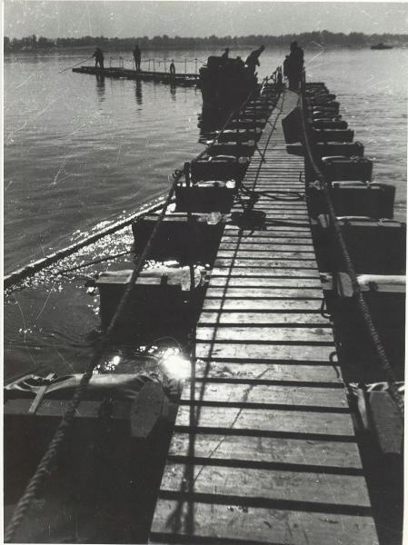Наводка штурмового моста, 5 октября 1942, г. Сталинград