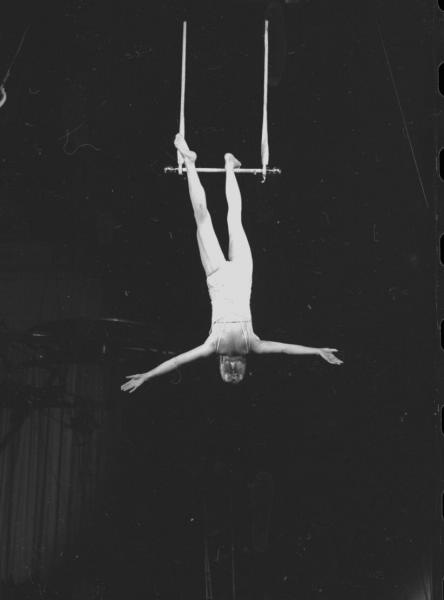Воздушная гимнастка на трапеции, 1950-е, г. Москва